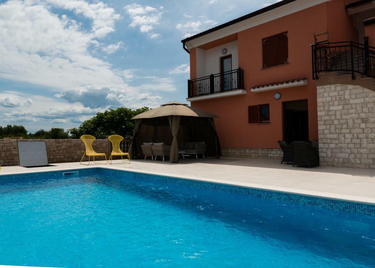 Apartments Alma Crveni Vrh Exterior photo