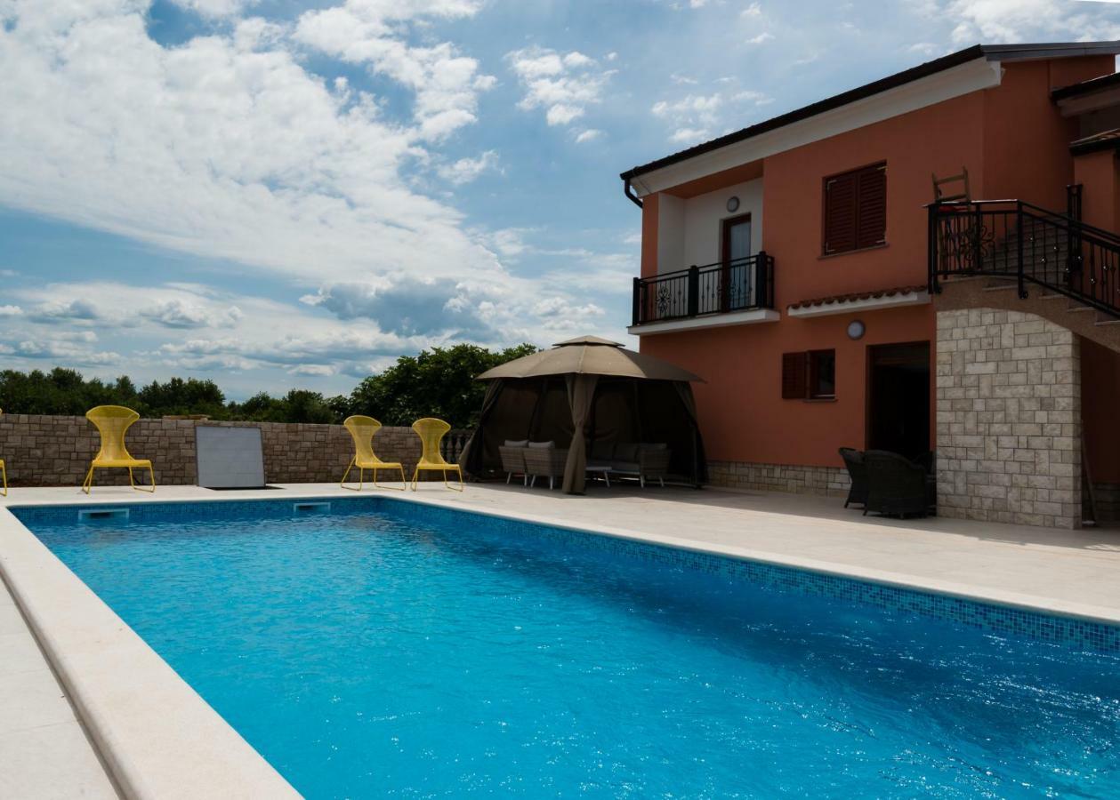 Apartments Alma Crveni Vrh Exterior photo