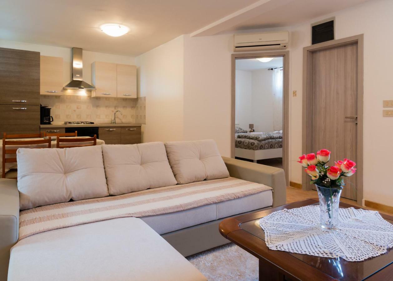 Apartments Alma Crveni Vrh Exterior photo