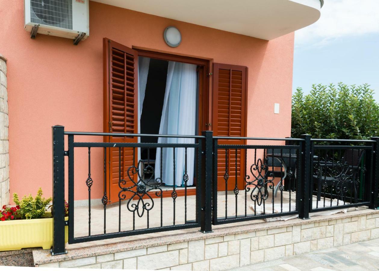 Apartments Alma Crveni Vrh Exterior photo